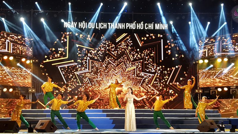Ca sĩ Võ Hạ Trâm với ca khúc Đường đến ngày vinh quang của nhạc sĩ Trần Lập, nhằm tôn vinh những doanh nghiệp du lịch hàng đầu
